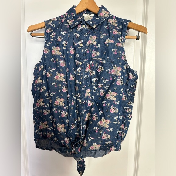 Levi’s Floral Button Down, Tie Front, Denim like Top. - Picture 1 of 8